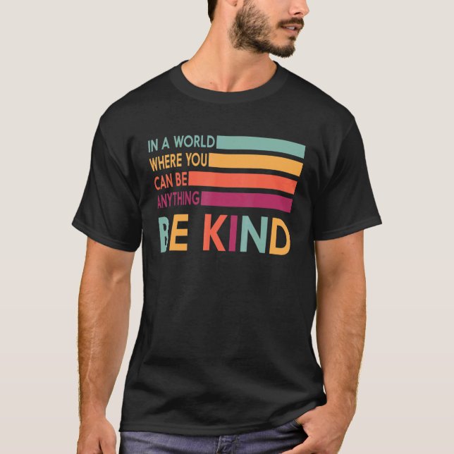 Camiseta Num Mundo Onde Você Pode Ser Qualquer Coisa Que Se (Frente)