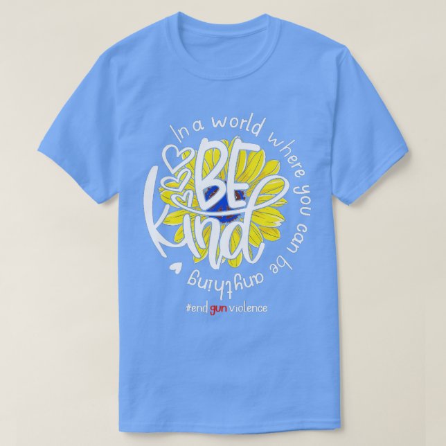 Camiseta Num Mundo Onde Você Pode Ser Qualquer Coisa Que Se (Frente do Design)