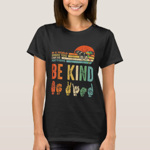 Camiseta Num Mundo Onde Você Pode Ser Qualquer Coisa Que Se