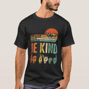 Camiseta Num Mundo Onde Você Pode Ser Qualquer Coisa Que Se