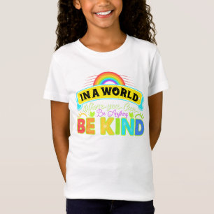 Camiseta Num Mundo Onde Você Pode Ser Qualquer Coisa Que Se