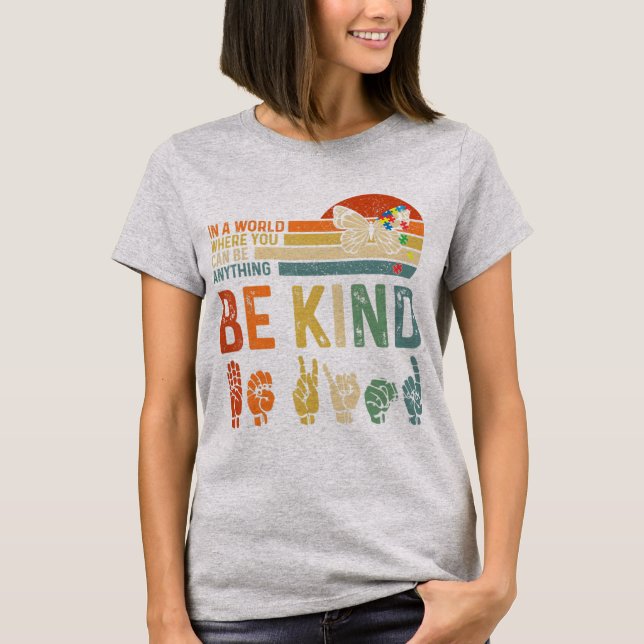 Camiseta Num mundo onde você pode ser qualquer coisa. Segun (Frente)