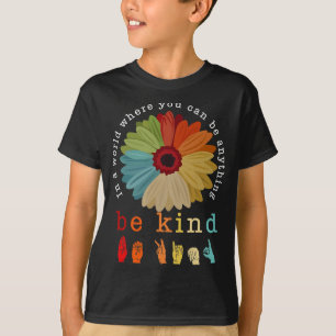 Camiseta Num Mundo Onde Você Pode Ser Qualquer Coisa - Sej
