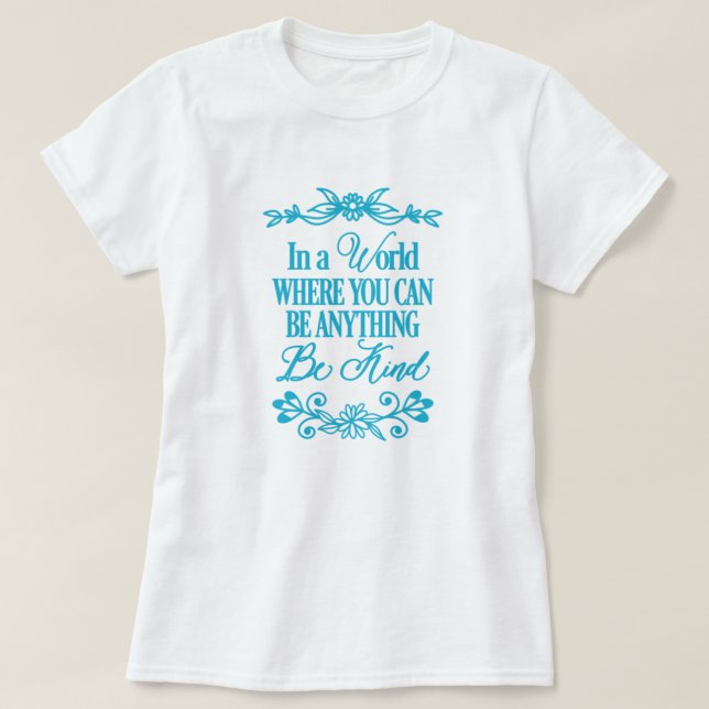 Camiseta Num mundo onde você pode ser qualquer coisa - Seja (Frente do Design)