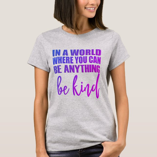Camiseta Num mundo onde você pode ser qualquer coisa - Seja (Frente)