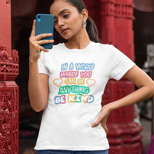 Camiseta Num mundo onde você pode ser qualquer coisa, seja  (Criador carregado)