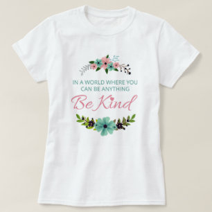 Camiseta Num mundo onde você pode ser qualquer coisa - Seja