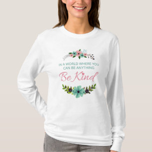 Camiseta Num mundo onde você pode ser qualquer coisa - Seja