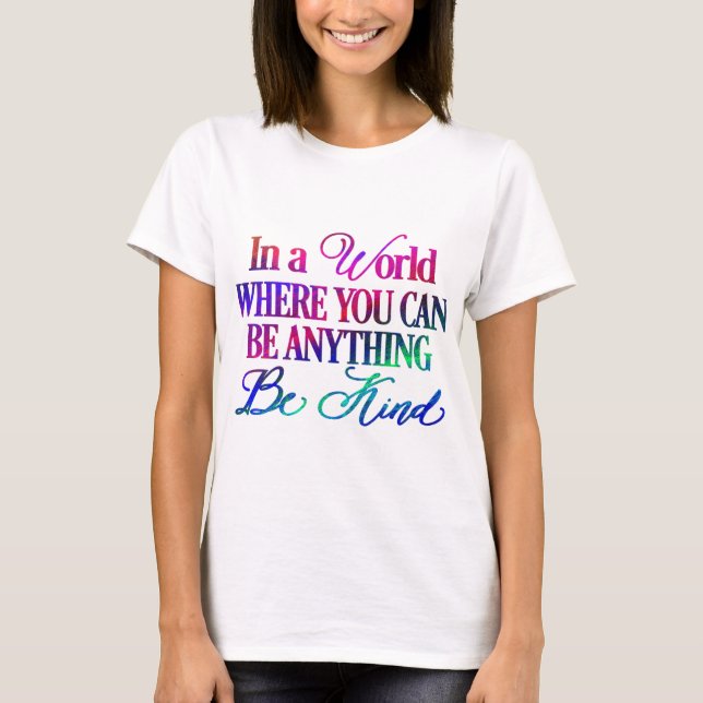 Camiseta Num mundo onde você pode ser qualquer coisa. Seja  (Frente)