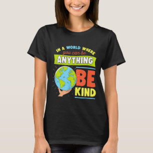 Camiseta Num Mundo Onde Você Pode Ser Qualquer Coisa Seja G