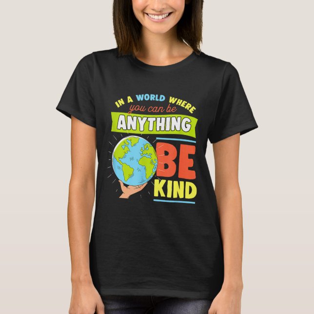Camiseta Num Mundo Onde Você Pode Ser Qualquer Coisa Seja G (Frente)
