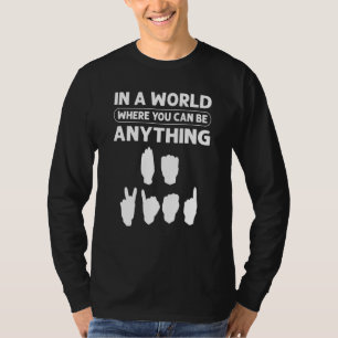 Camiseta Num Mundo Onde Você Pode Ser Qualquer Coisa u201CS