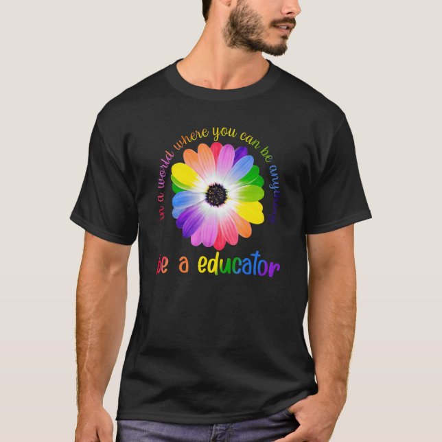 Camiseta Num Mundo Onde Você Pode Ser Qualquer Coisa Um Edu (Frente)