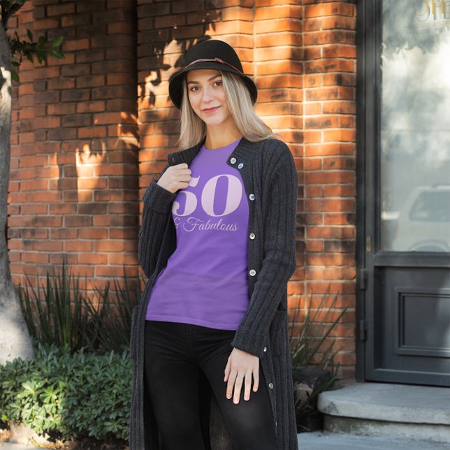 Camiseta Número Puro Claro 50 e Fabuloso (Minimalist 50 & Fabulous in Lavender Purple)