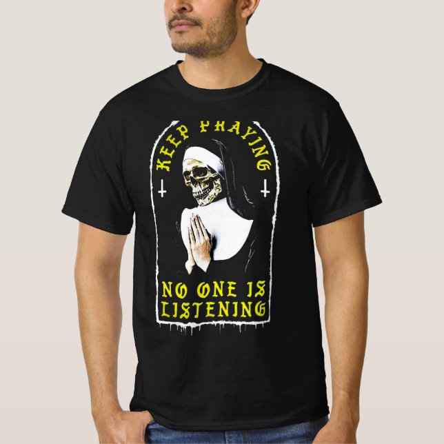 Camiseta Nun Caveira Continuando Rezando Ninguém está escut (Frente)