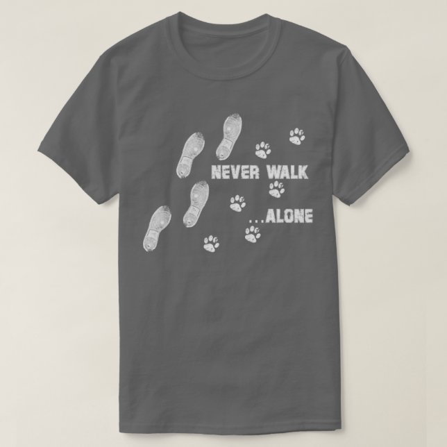 Camiseta Nunca caminhe sozinho com a pata de cão calçado 1 (Frente do Design)
