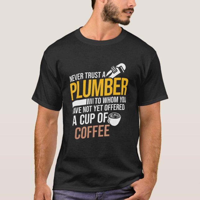 Camiseta Nunca Confie em Pipefittin de Canalização de Café  (Frente)