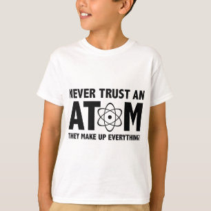 Camiseta Nunca Confie Em Um Atom. Eles Compõem Tudo.