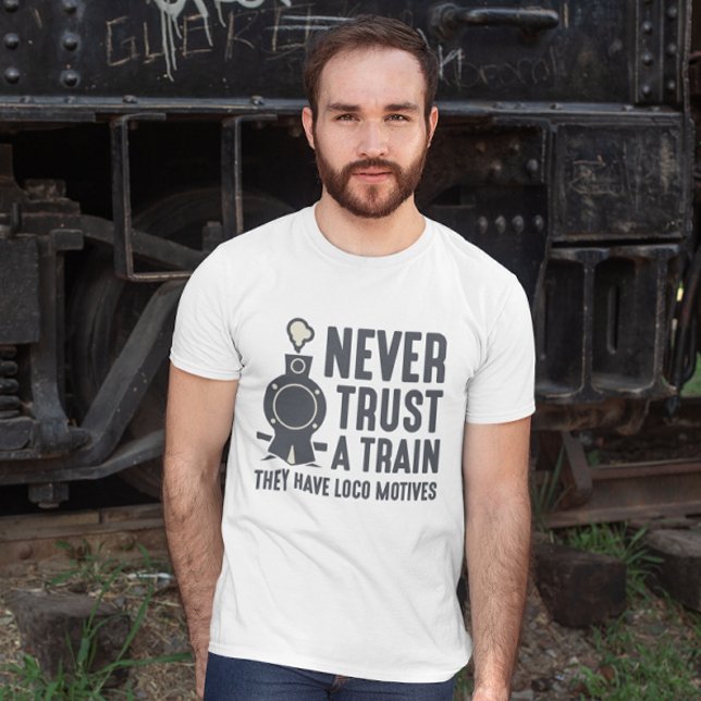 Camiseta Nunca Confie Num Comboio (Never Trust A Train They Have Loco Motives)