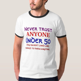 Camiseta Nunca confie QUALQUER UM sob 50