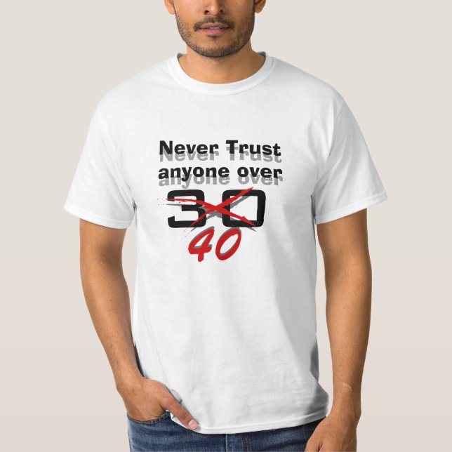 Camiseta Nunca confie qualquer um sobre 40 (Frente)