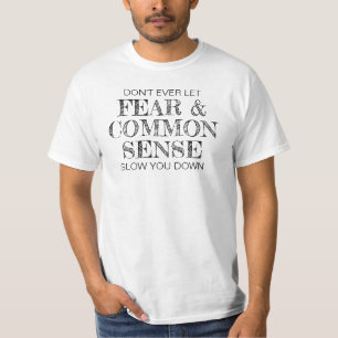 Camiseta Nunca deixe que o medo e o bom senso o abracem
