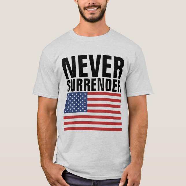 CAMISETA NUNCA ENTREGUE CAMISAS-T PATRIÓTICAS PATRIÓTICAS (Frente)