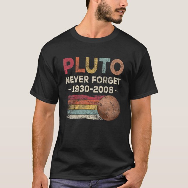 Camiseta Nunca Esqueça Plutão 1930-2006 Astronomia Engraçad (Frente)