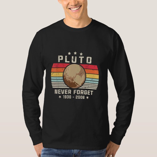 Camiseta Nunca Esqueça Plutão. Espaço do Estilo Retroativo, (Frente)