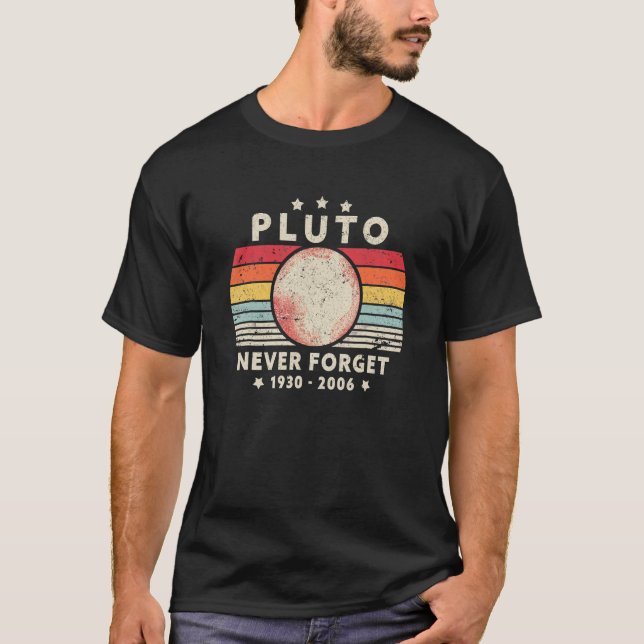 Camiseta Nunca Esqueça Plutão Estilo Retrô (Frente)