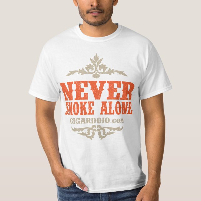 Camiseta Nunca fume o design sozinho da cor (Frente)