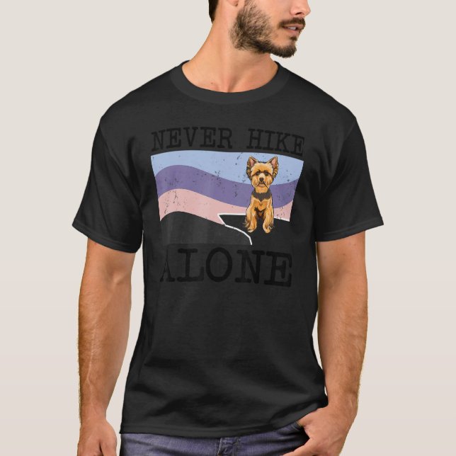Camiseta Nunca Hike Soone Yorkshire Terrier Dog Hiking (Frente)