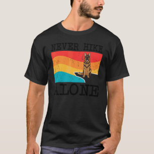 Camiseta Nunca Hike Sozinho Pastor Alemão Gráfico Caminhada