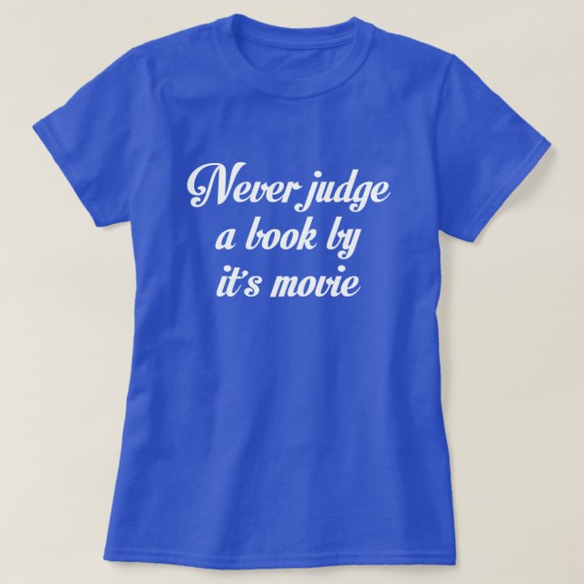 CAMISETA NUNCA JULGUE UM LIVRO PELO FILME. (Frente do Design)