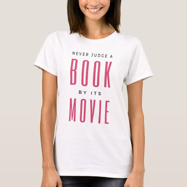 Camiseta Nunca julgue um livro por ele É um filme (Frente)