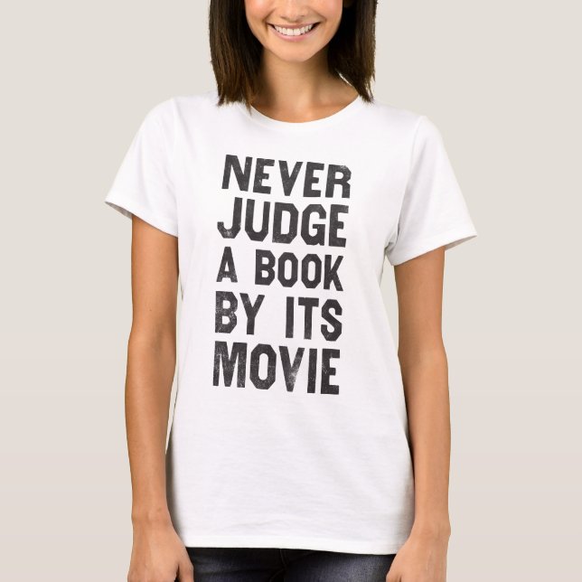 Camiseta Nunca julgue um livro por seu filme (Frente)