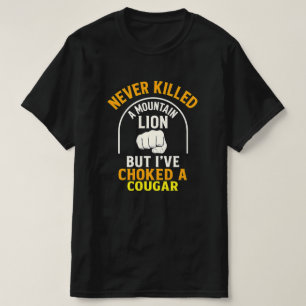 Camiseta Nunca Matei Um Leão De Montanha Mas Eu Choquei Uma