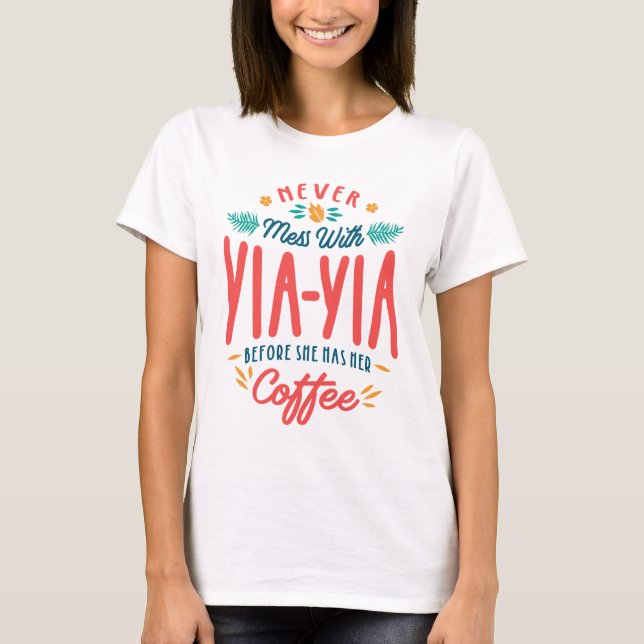 Camiseta Nunca Mente Com Yia-Yia Antes Que Ela Tenha O Café (Frente)