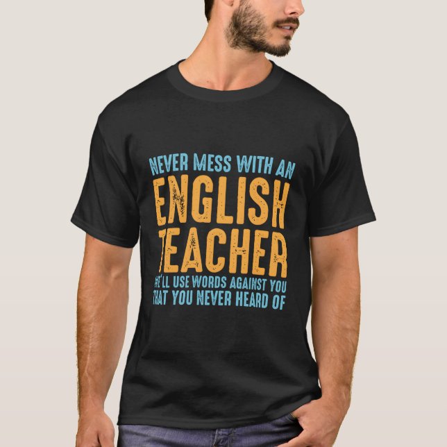Camiseta Nunca Mete Com Palavras De Professor Inglês Contra (Frente)