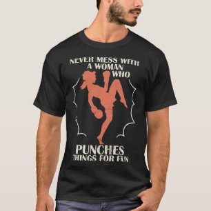 Camiseta Nunca Mexa Com Mulher Que Soca Coisas Por Diversão