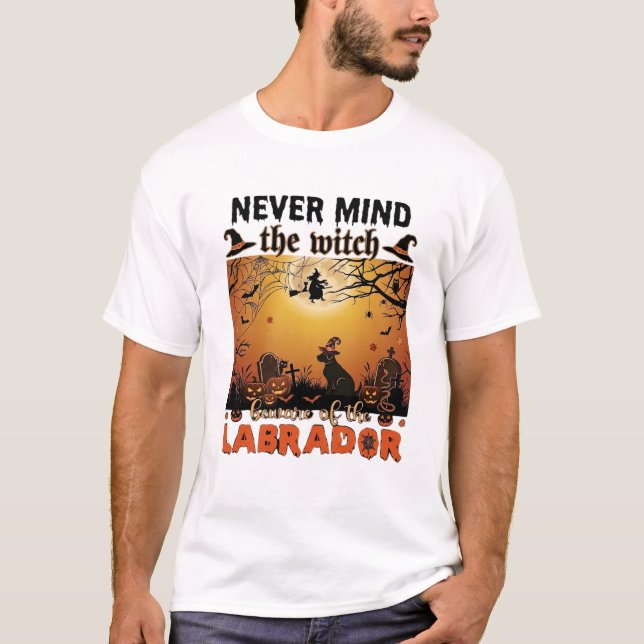 Camiseta Nunca Mind Bruxa Cuidado Labrador Halloween Cachor (Frente)