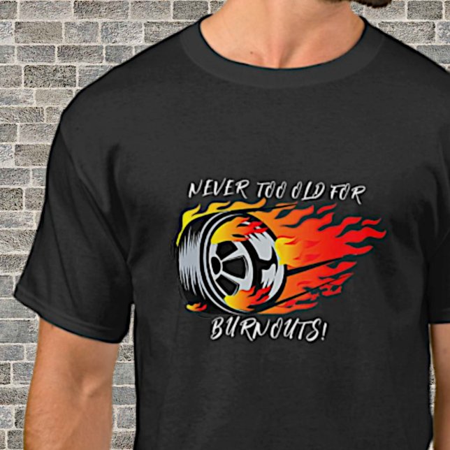 Camiseta Nunca Muito Velho Para Burnouts! Pneu do motor a a (Criador carregado)