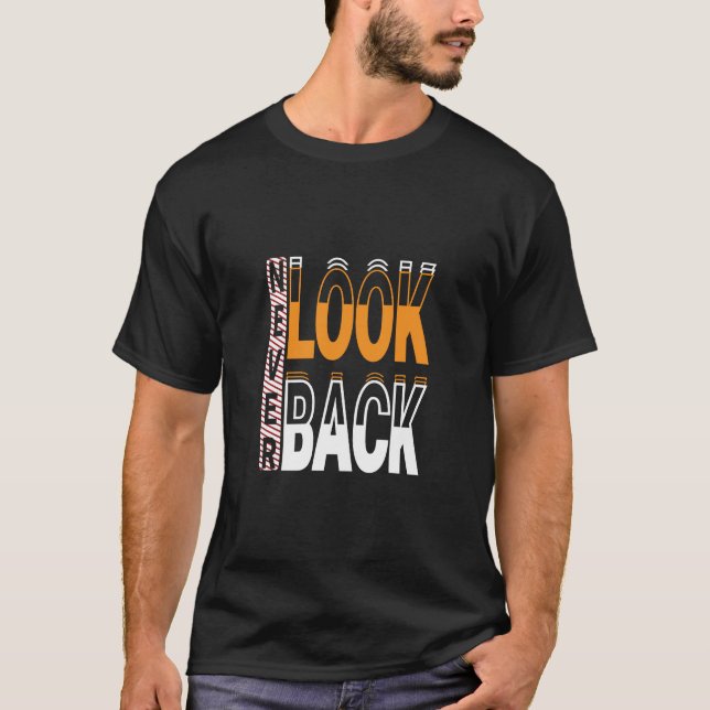 Camiseta NUNCA OLHE PARA trás t-shirt masculina (Frente)