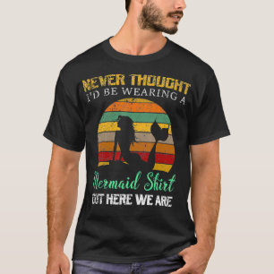 Camiseta Nunca Pensei Que Iria Vestir Uma Sereia, Mas Aqui