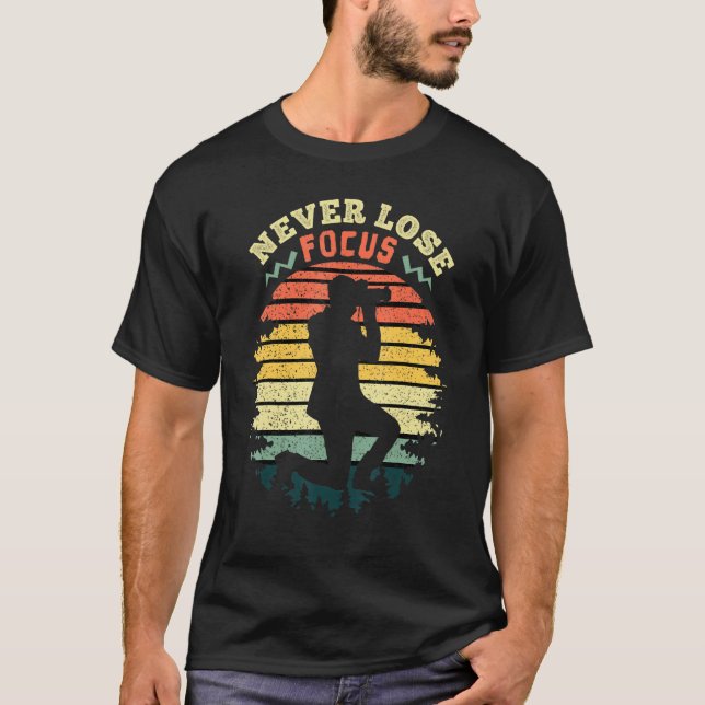 Camiseta Nunca Perder Foco Acampando Fotógrafo da Câmera de (Frente)