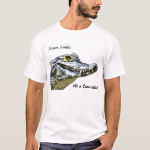 Camiseta Nunca sorria em um crocodilo!