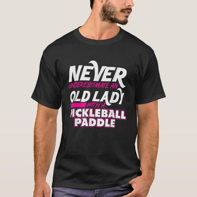 Camiseta Nunca Subestimar A Velha Senhora Pickleball Paddle (Frente)