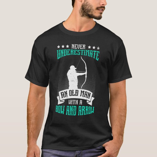 Camiseta Nunca Subestimar O Velho Com Arco De Arco E Seta (Frente)