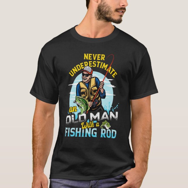 Camiseta Nunca Subestimar Um Velho Com Um Arado De Pesca (Frente)