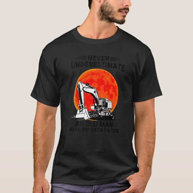 Camiseta Nunca Subestimar Um Velho Com Um Escavador M (Frente)